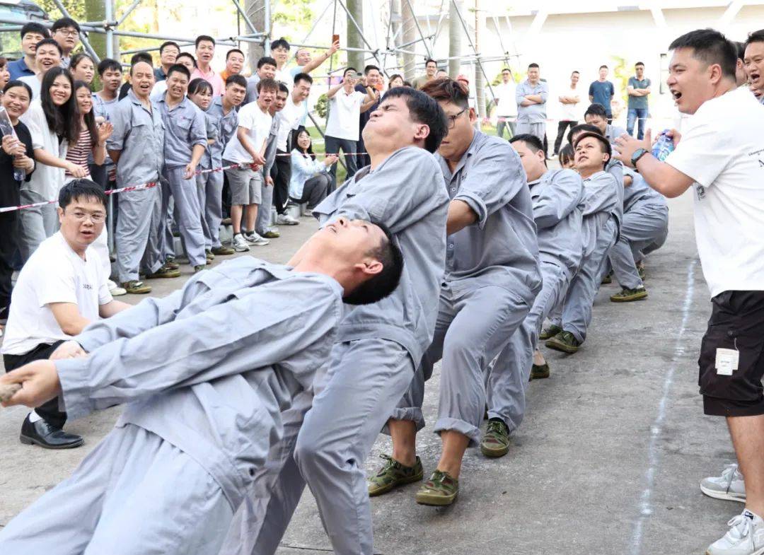 紧张激烈的角逐中，胜负悬念令人屏息凝神！