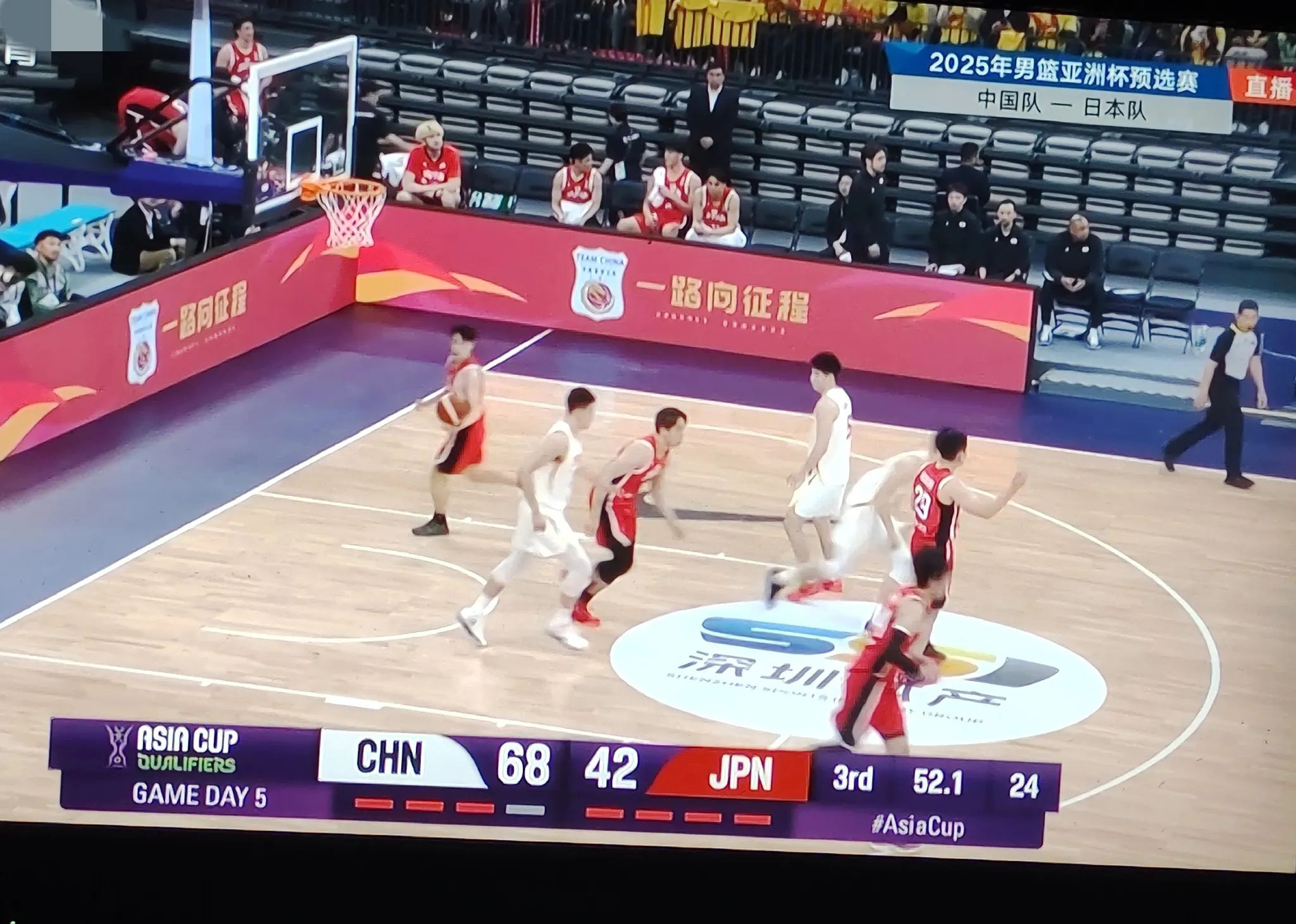 熊猫体育-包含篮球联赛最新战况揭晓，球员表现亮眼的词条