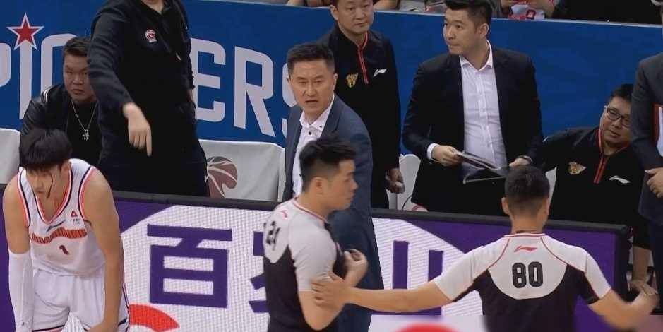 熊猫直播-足球经理暴怒，指责球员态度不端正