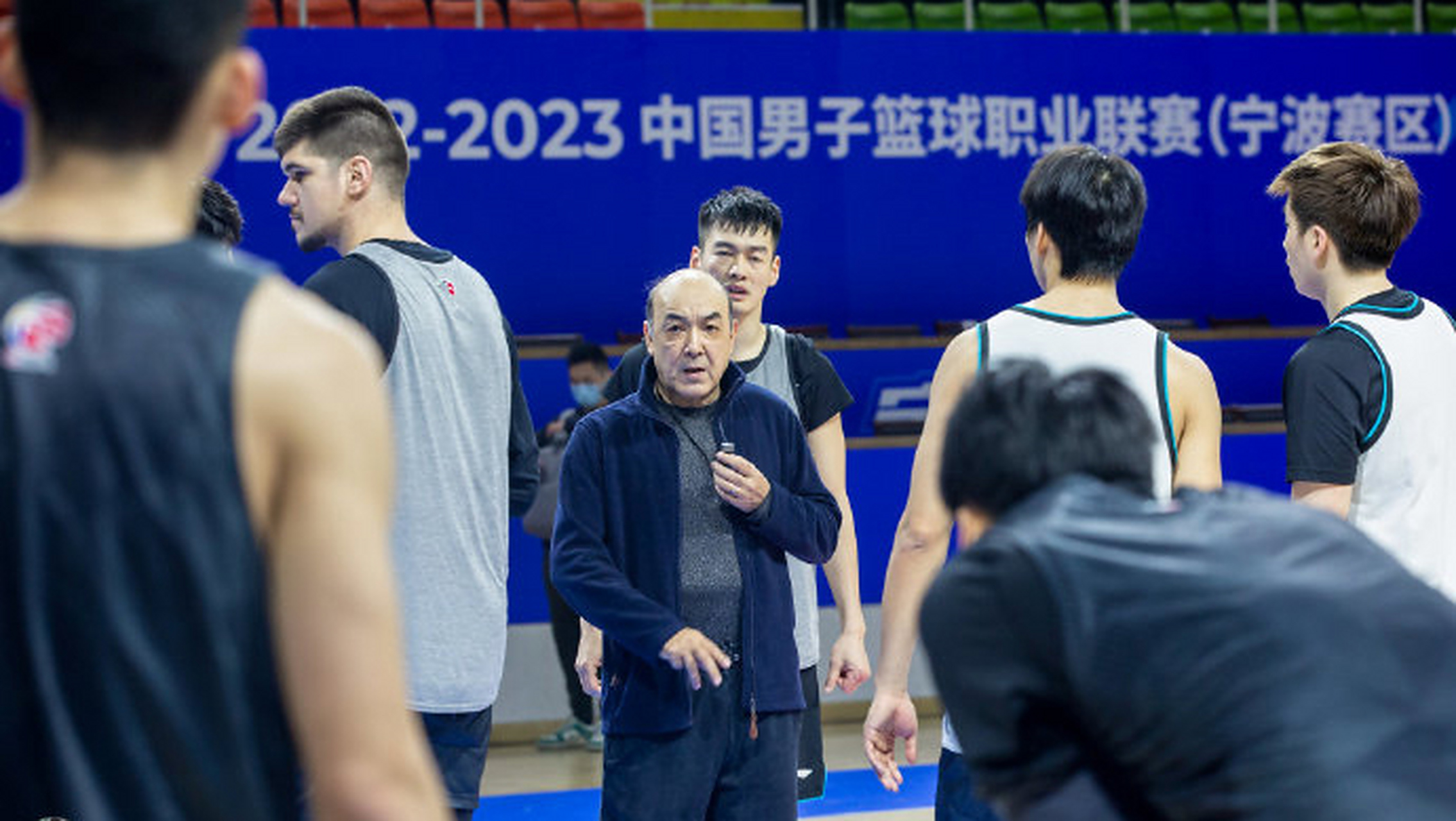 包含非洲篮球明星备战篮球赛，期待闪光表现的词条