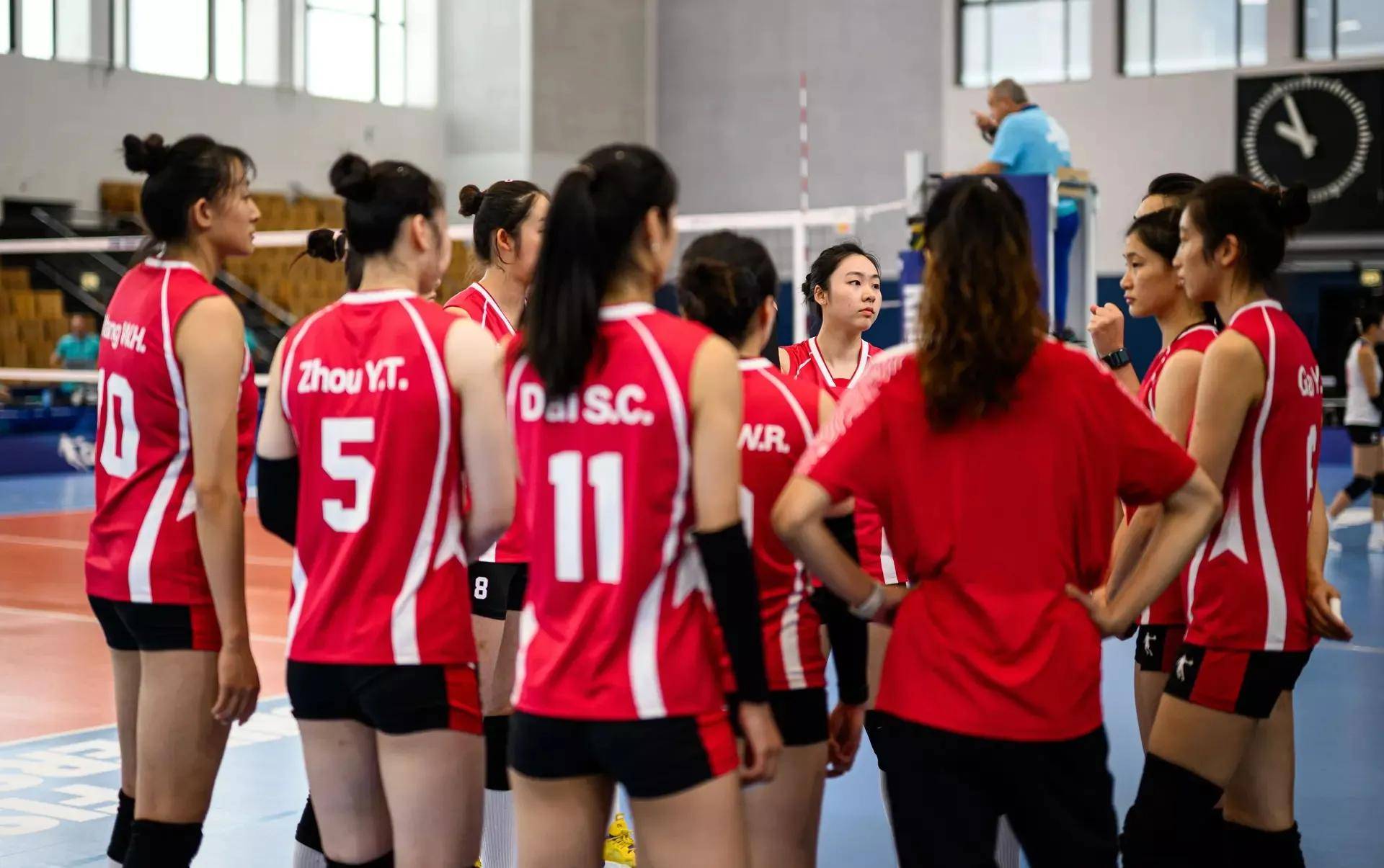 女排击败对手晋级，实力引人注目