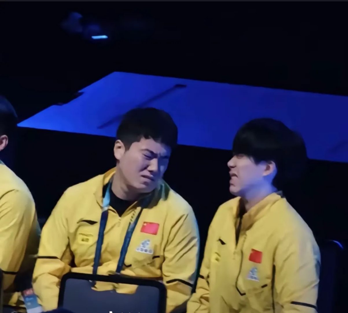 熊猫体育-包含对冲现场燃烧热情，球员拼尽全力的词条