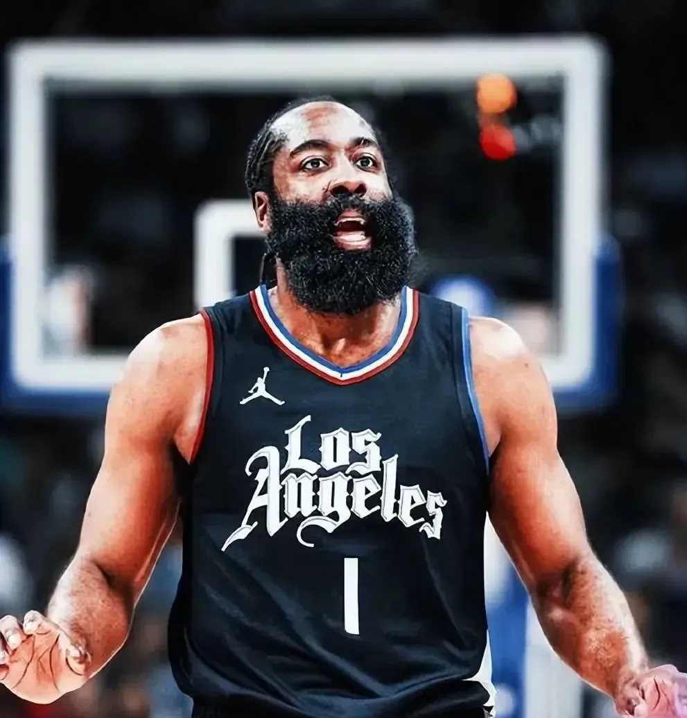 新晋球员崭露头角，被誉为新一代篮球巨星