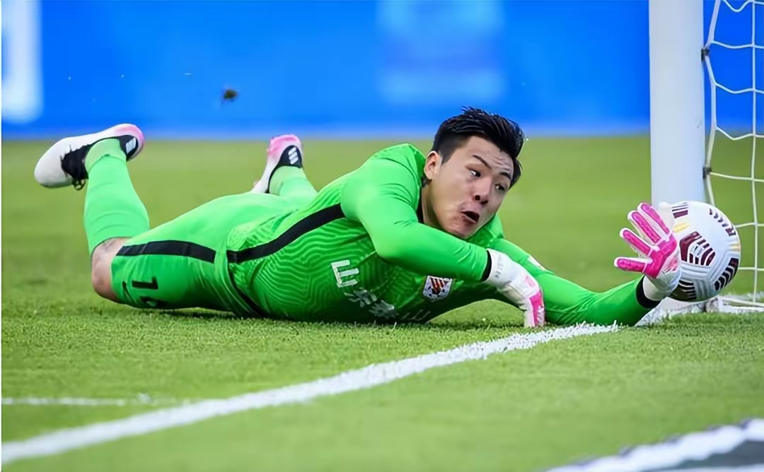 门将神勇扑救，助球队逆转战局